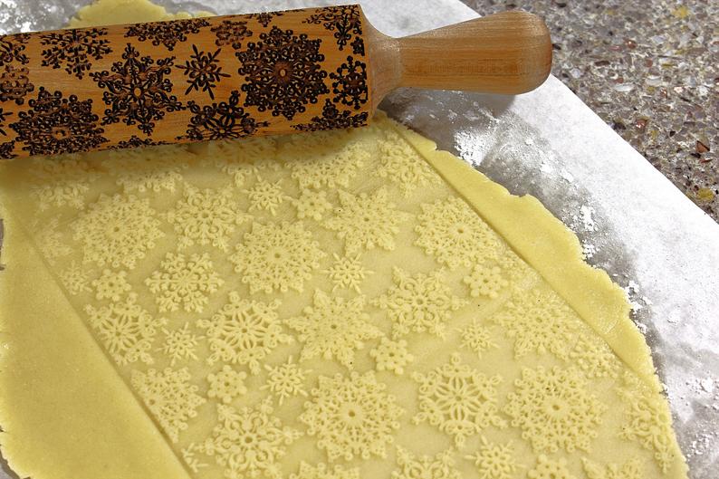 Zozulialia Xmas Christmas Wooden Rolling Pins with Flower Embossing,  Snowflake Embossed Natural Wood Carved Engraved Rolling Pin for Baking  Embossed